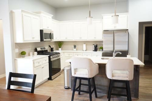 The Cosmopolitan Modern, Cozy, New 3bedroom Home