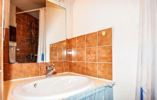 Nice Apartment In Le Barcar�s With 2 Bedrooms