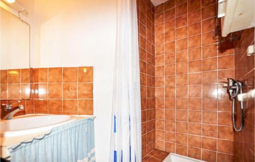 Nice Apartment In Le Barcar�s With 2 Bedrooms