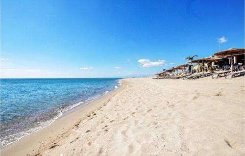Nice Apartment In Le Barcar�s With 2 Bedrooms
