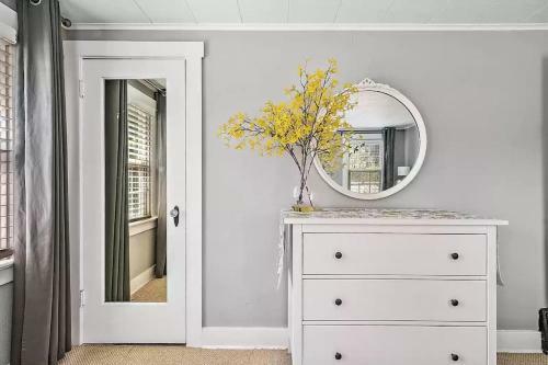 1930s Queen Anne Home 4 Bedroom-central Location