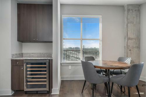 Bright Chic 2 Bedroom Apartment By Stay Gia