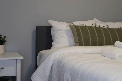 Luxurious & Spacious Upper 3bd Duplex In Kent