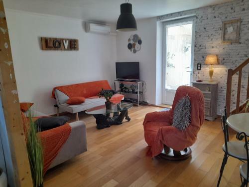 Maison De Village Avec Cour Int�rieure Et Terrasse