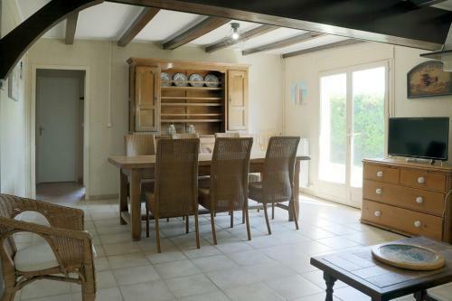 85m With Garden In A Residence With Pool