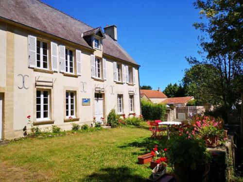 Spacious Holiday Home In Tracy-sur-mer With Garden