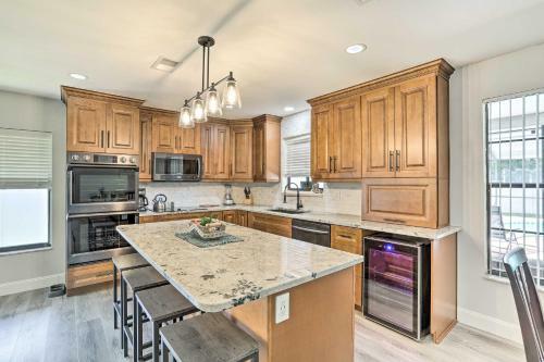 Largo Retreat With Backyard Oasis Walk To Lake