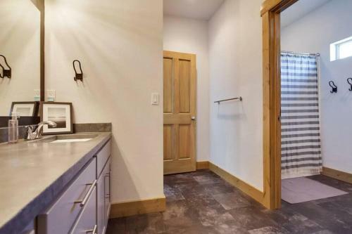 Dream Mountain Lake House! 2 King Master Bedrooms!