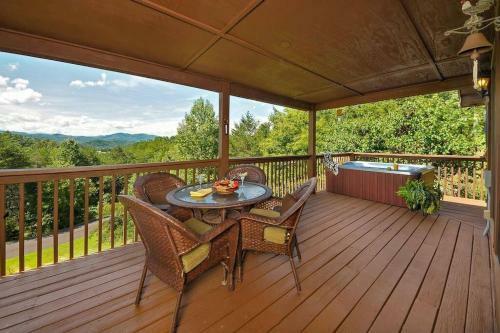 Smoky Mountain Spleendor, 2/3 Acre, 2 King Master Suites