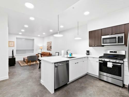 Chic 1br Apartment W Balcony By Stay Gia