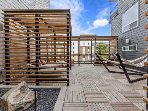 Chic 2br Apartment W Balcony By Stay Gia
