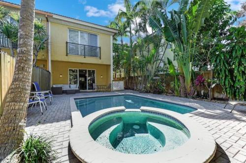 House With Pool Close To Shopping And Beach