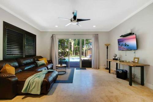 House With Pool Close To Shopping And Beach