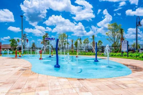 South Facing Pool - 6 Bdm Villa In Storey Lake Villa