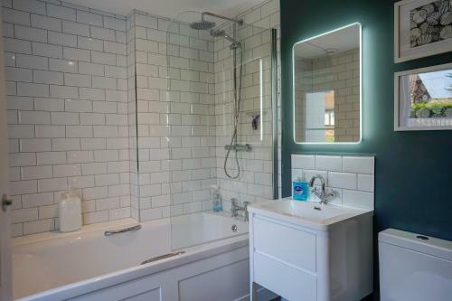 Jumble Cottage 4 Bed Home In Seaview