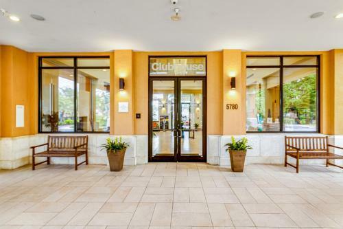Modern Retreat At Regal Oaks Resort