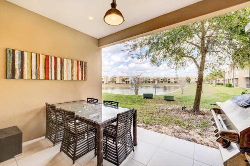 Modern Townhome With Patio Less Than 2 Mi To Disney!