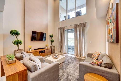 Modern Townhome With Patio Less Than 2 Mi To Disney!