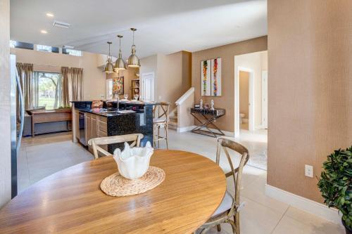 Modern Townhome With Patio Less Than 2 Mi To Disney!