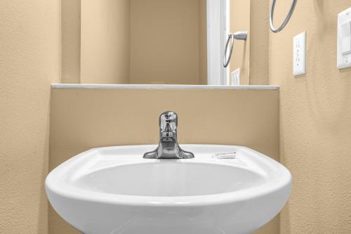 Luxury Townhome - 5 Minutes From Disney 8531