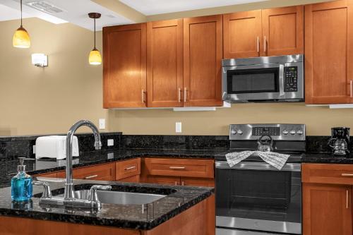 Luxury Townhome - 5 Minutes From Disney 8531