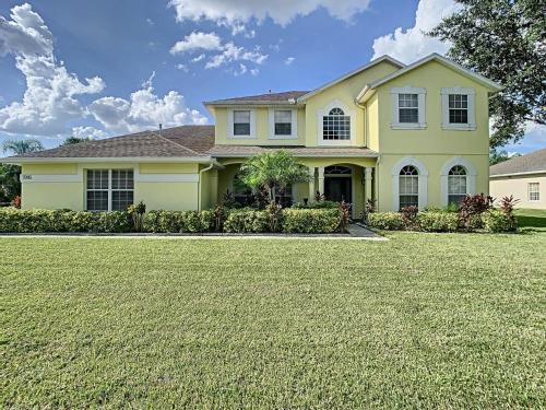 Villa Fantastic 7 Bed 6 Bath In Prestigious Gated Comm.