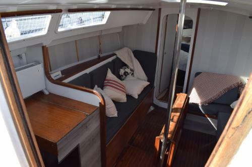 Velero En Puerto De Valencia - E&m Boats