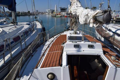 Velero En Puerto De Valencia - E&m Boats