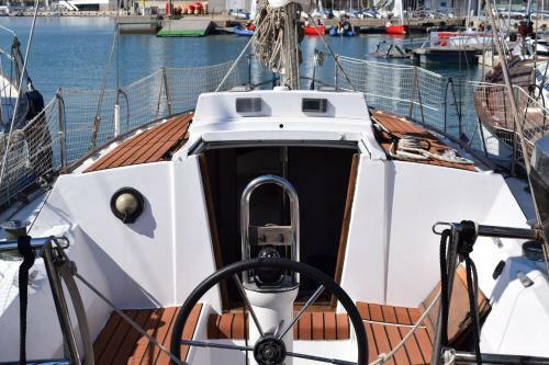 Velero En Puerto De Valencia - E&m Boats