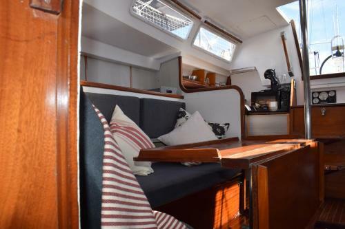 Velero En Puerto De Valencia - E&m Boats