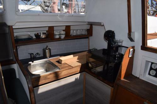 Velero En Puerto De Valencia - E&m Boats