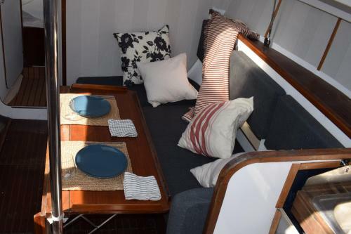 Velero En Puerto De Valencia - E&m Boats