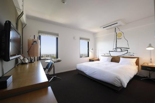 8 Hotel
