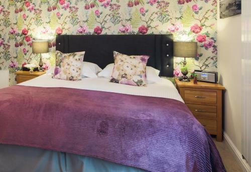 Hostal Elm House