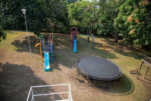 Villa De Lujo Con Piscina Y Tobog�n