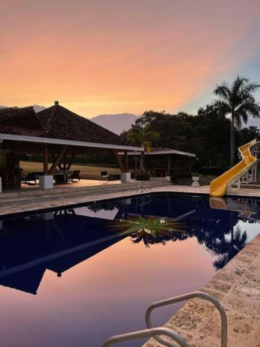Villa De Lujo Con Piscina Y Tobog�n