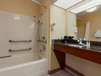 Motel Baymont Inn & Suites - Cleveland