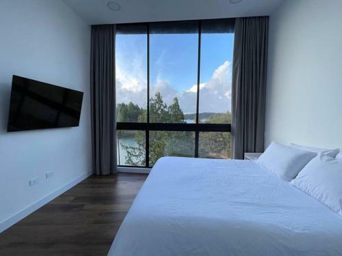 Aqua Guatap� - Lakeside Luxury Villa