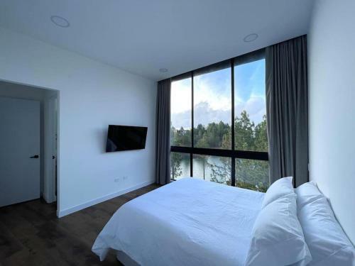 Aqua Guatap� - Lakeside Luxury Villa