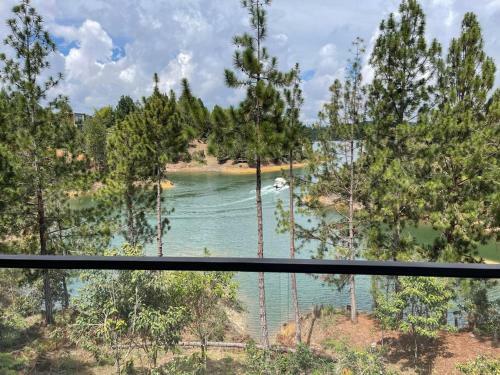 Aqua Guatap� - Lakeside Luxury Villa