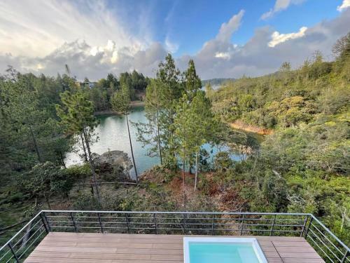 Aqua Guatap� - Lakeside Luxury Villa