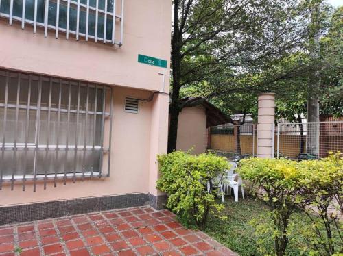 Casa C�moda, Cerca Parque Acu�tico En Medellin