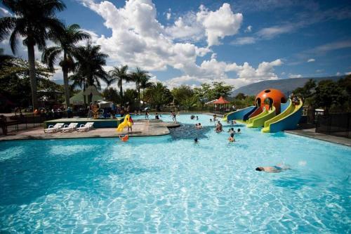 Casa C�moda, Cerca Parque Acu�tico En Medellin