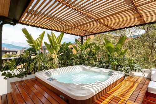 Villa Provenza Luxury Penthouse ? Pvt. Rooftop ? Jacuzzi