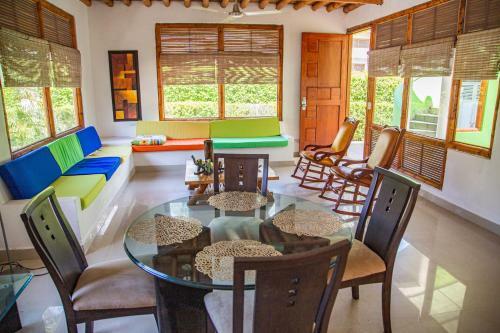 Hermosa Casa Con Piscina En Carmen De Apical�