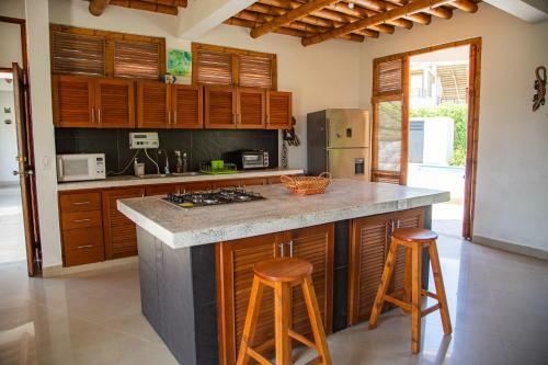 Hermosa Casa Con Piscina En Carmen De Apical�