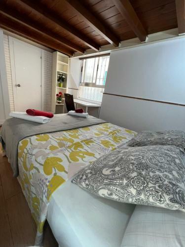 Airbhouse Private Rooms & Apartments
