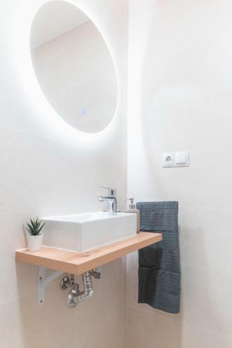 Downtown Apartment (4 Bedrooms, 2 Bathrooms, Wifi)