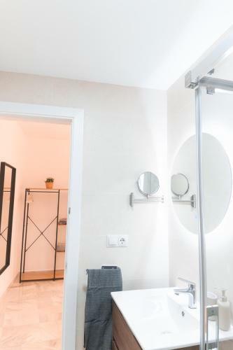 Downtown Apartment (4 Bedrooms, 2 Bathrooms, Wifi)