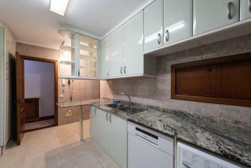 Apartamento A 10 Mn De Playas, Avenida Principal De Santander